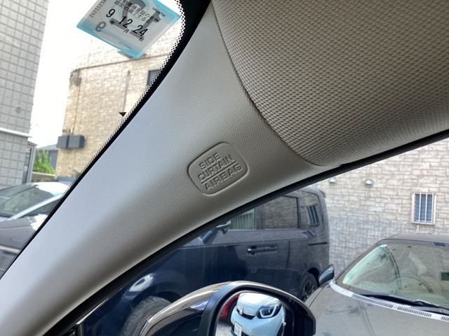 サイドカーテンエアバックシステムは、側面衝突時に大人から子供までさまざまな体格の乗員の頭部や頚部を広範囲で保護。特にセンターピラーへの頭部衝突を防ぐ展開性能を実現しています。