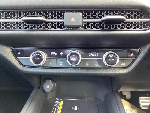 左右独立オートエアコン装備！運転席側と助手席側で別々の温度調整が可能です。