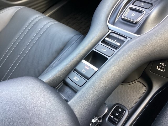 電子パーキングブレーキ、ブレーキホールド搭載！パーキングブレーキは手動で解除スムーズな発進が可能。ブレーキホールドは停車中に、ブレーキペダルを踏み続けなくても、自動的にブレーキを保持する機能です。