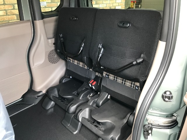 頭上にもゆとりのスペースがあり、お子さまのお着替えがのびのびできるのはもちろん、背の高い荷物もラクに積み込めます。