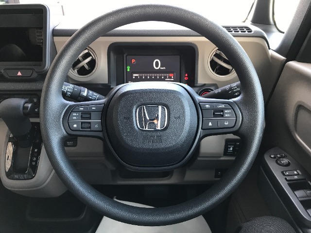 ハンドルにはオーディオリモコンスイッチとアダプティブクルーズコントロールのスイッチが装備されており、ハンドルから手を離さずに操作することが出来ます。