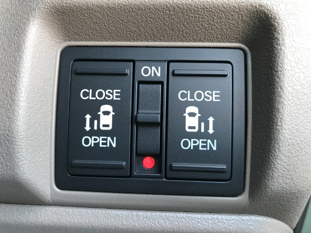 リア両側、パワースライドドア搭載！ドアハンドルを少しだけでリアドアが自動開閉します。運転席にあるスイッチで操作することもできます。