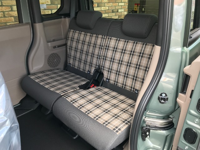 後席も広々！前席との距離や荷室の奥行きを、左右席で別々に調節できるスライドリアシートです。