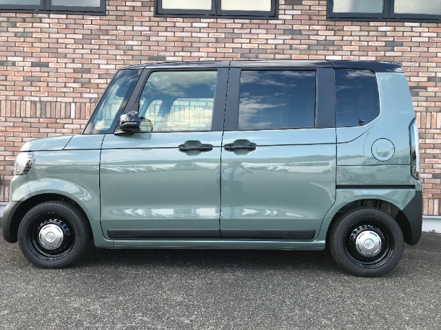 オプションになりますが、ボディーコーティングもご用意しております。新車の輝きに近づき、洗車などのお手入れも楽になりますよ。