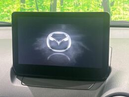 【8インチマツダコネクト】車内の雰囲気にマッチした大型のディスプレイ。スマホ接続でのナビ使用やBluetooth再生等、様々な機能が楽しめます。直感的なダイヤル操作が可能で、使い勝手も良好です。