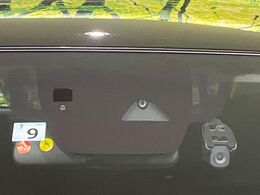 【スマートシティブレーキサポート】低速走行中に前方の車両等を認識し、衝突しそうな時は警報とブレーキで衝突回避と被害軽減をアシスト。より安全にドライブをお楽しみいただけます。