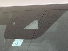 【スマートシティブレーキサポート】低速走行中に前方の車両等を認識し、衝突しそうな時は警報とブレーキで衝突回避と被害軽減をアシスト。より安全にドライブをお楽しみいただけます。