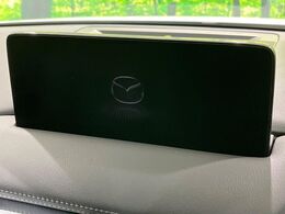 【10.25インチマツダコネクト】車内の雰囲気にマッチした大型ディスプレイ。スマホ接続でのナビ使用やBluetooth再生等、様々な機能が楽しめます。直感的なダイヤル操作が可能で、使い勝手も良好です。