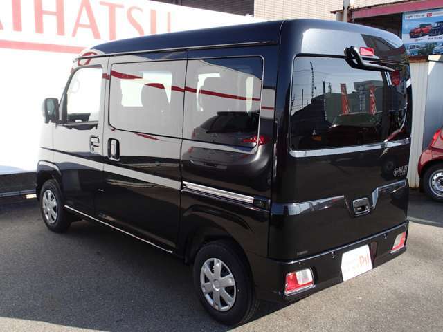 最近の車はトランクが無いタイプが多くなっています。このタイプは追突されると、キャビンは大丈夫ですがガラスはすぐ割れてしまい、前方まで飛び散りケガをすることがあるので、ガラスフィルム施工をお奨めします！