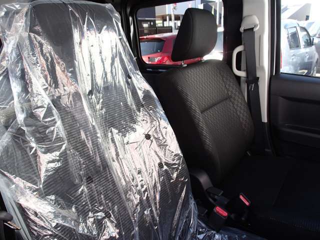 フロントシート！！このシートは結構大きめでサイドサポートもしっかりしているので、運転していても疲れにくいですよ！！