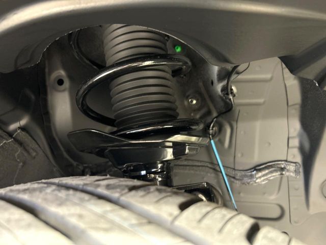 お車を安心してお乗りいただく為には、足回りの定期点検が欠かせません。サービスサポート（有償保証）では無料点検もご提供しており、安心のカーライフをお過ごしいただけるサポート体制が整っています。