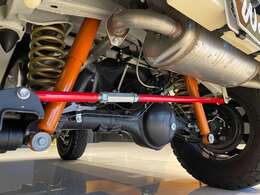 専用3インチリフトアップキットです。ラテラルロッド付き