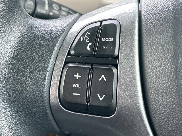 ステアリングには様々なスイッチが付いておりますので運転しながらの操作も楽ちんです！