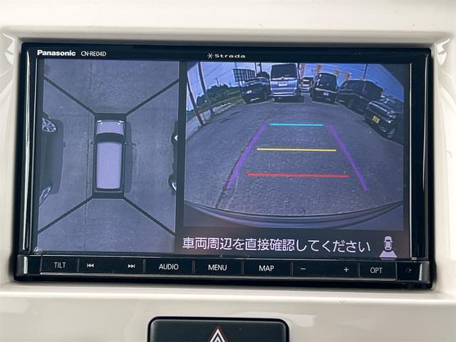 駐車する際、見通しの悪い場所や狭い道での運転を行いやすく、合計4ヶ所に設置したカメラの映像を合成・処理をして、真上から見ているような映像を映し出してくれます。