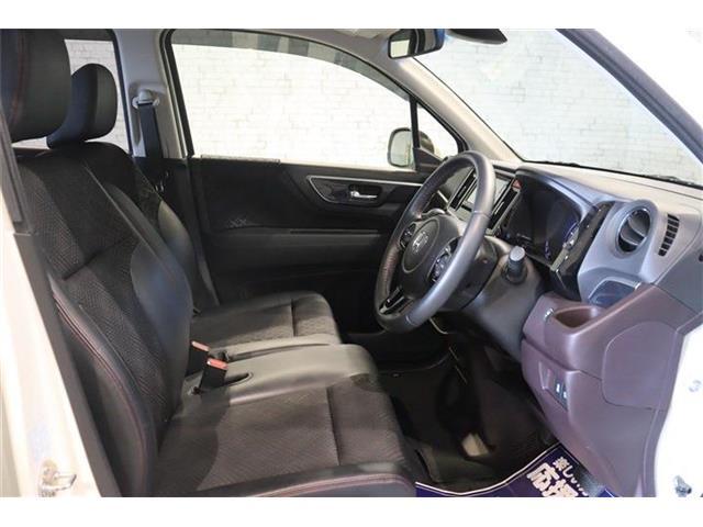 良好な視界とスムーズな乗り降りを実現した運転席。運転席はアイポイントを高くし視界良好です。