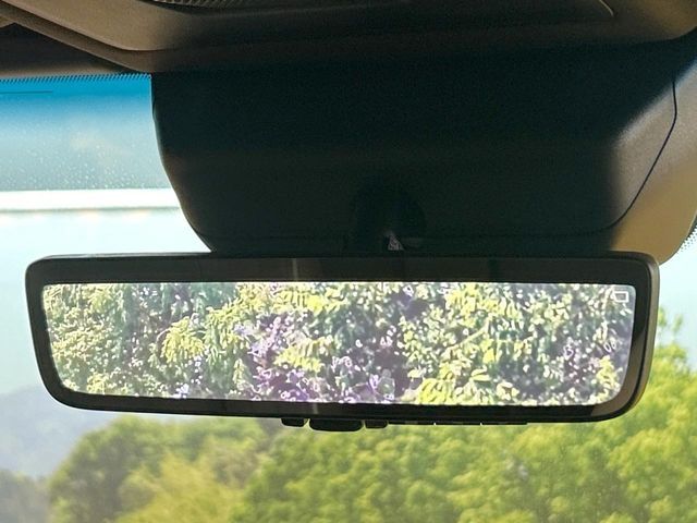 【デジタルインナーミラー】後席の大きな荷物や同乗者で後方が確認しづらい時でも安心！カメラが撮影した車両後方の映像をルームミラー内に表示。クリアな視界で状況の確認が可能です！