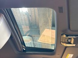 【サンルーフ】開放感たっぷりの希少装備、サンルーフが装着されています！車内に明かりを取り入れたり景色を楽しむ以外にも、車内の空気も簡単に換気できて快適です！