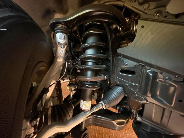 お車を安心してお乗りいただく為には、足回りの定期点検が欠かせません。サービスサポート（有償保証）では無料点検もご提供しており、安心のカーライフをお過ごしいただけるサポート体制が整っています。
