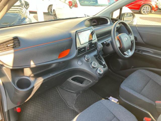 WECARSでは各商談席に大型モニターをご用意しております！見やすい大画面でゆったりと全国の在庫をご覧いただけます！是非ご来店お待ちしております！