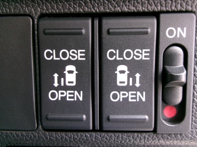 簡単操作で開け閉めラクラクの両側電動スライドドア装備です。小さなお子様からお年寄りまでボタン一つで簡単にドアの開閉が可能です！