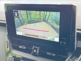 【バックカメラ】駐車時に後方がリアルタイム映像で確認できます。大型商業施設や立体駐車場での駐車時や、夜間のバック時に大活躍！運転スキルに関わらず、今や必須となった装備のひとつです！