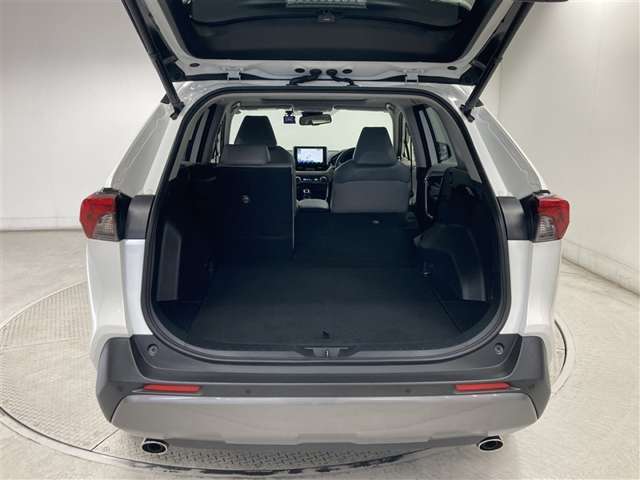 普段使いには十分な広さのラゲッジスペース！　後席を倒せば、より大きな荷物も載せられます！