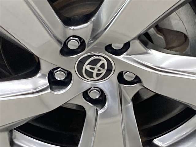 全体のスタイルを引き締める純正アルミホイール。　止まっていても存在感のあるデザイン。