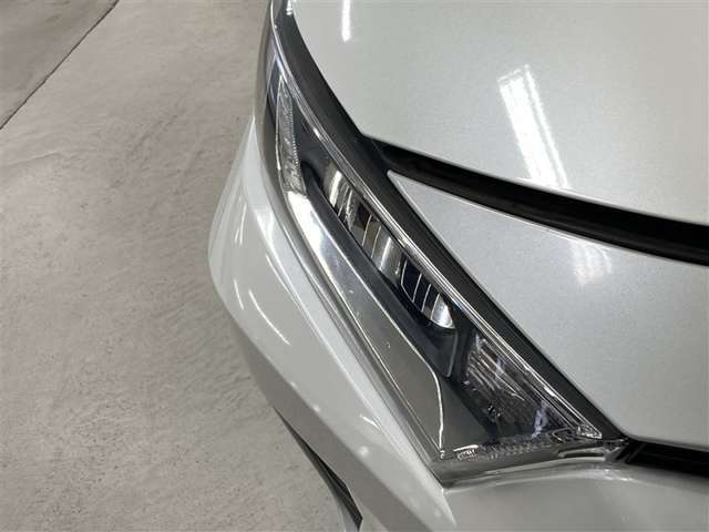 明るく遠くまで照らす光量で夜間走行の視認性を高めます。