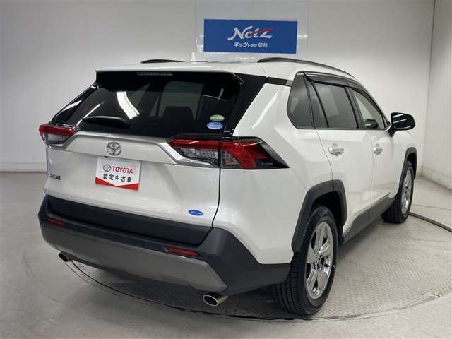 都会の夜にも美しく際立つ存在感、スタイリッシュなリヤビュー！！