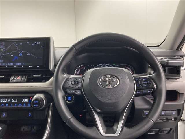 使いやすく運転しやすいレイアウトの運転席周り。