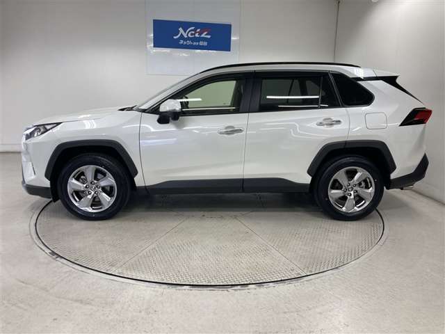 どんな人にも、どんなシーンにもよく似合う。伸びやかで動きのあるフォルムが心地よい。