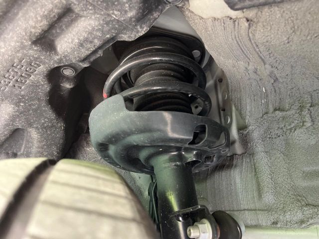 お車を安心してお乗りいただく為には、足回りの定期点検が欠かせません。サービスサポート（有償保証）では無料点検もご提供しており、安心のカーライフをお過ごしいただけるサポート体制が整っています。