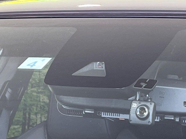 【トヨタセーフティセンス】走行中に前方の車両等を認識し、衝突しそうな時は警報とブレーキで衝突回避と被害軽減をアシスト。より安全にドライブをお楽しみいただけます。