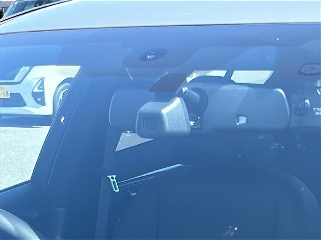 【衝突被害軽減ブレーキ】自動車が前方の車両や歩行者などの障害物を検知し、衝突の危険がある場合に、自動的にブレーキを作動させて衝突の回避や被害軽減を支援するシステムです。