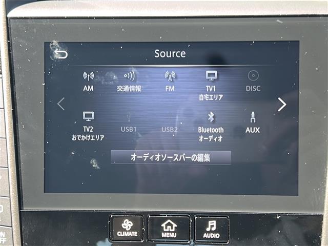 【ナビリモートタッチ】視線を変えず自然と手がゆく場所にリモートタッチが設置されています！パソコンのマウス操作のようにナビやオーディオを指先一つで操作できます！