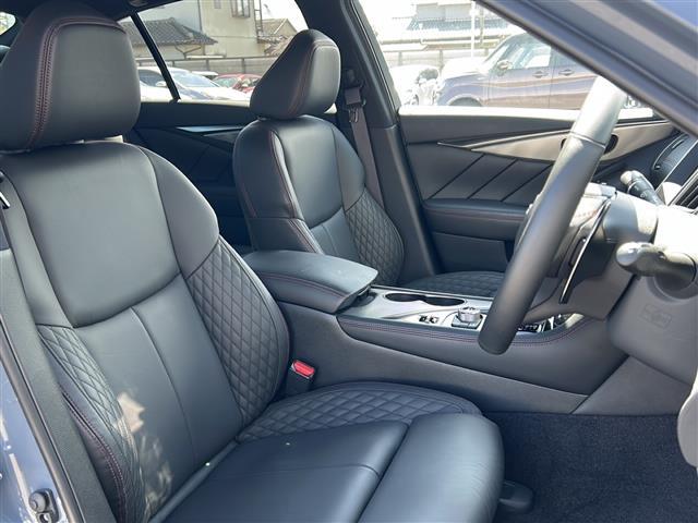 【運転席・助手席】レザーシートで高級感があります！