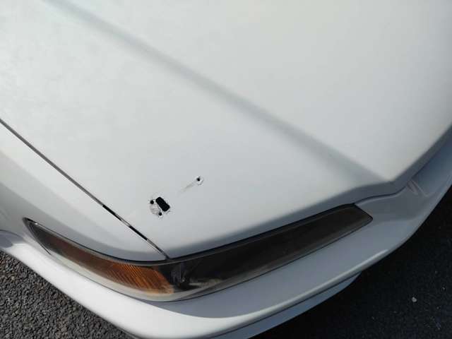 ボンネットピンは新品が付属します。