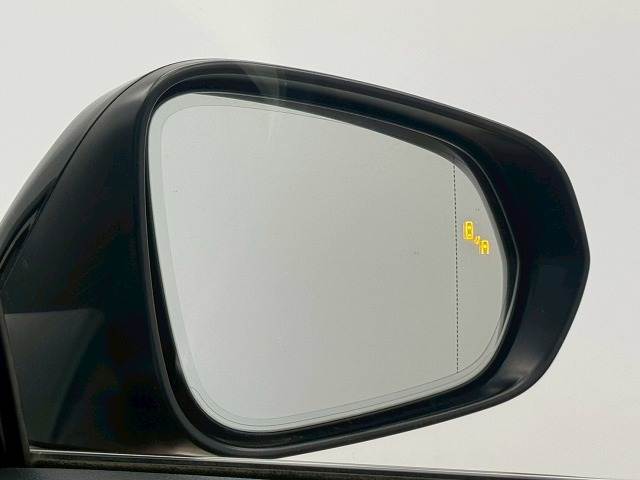 【ブラインドスポットモニター（BSM）】車線変更時に車両後方から来る車両を検知し安全をサポートする装置です。