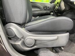 【シートリフター】シート座面の位置を上下に調整できるシートリフターを装備。大柄な方も小柄な方も最適なドライビングポジションで運転できます。