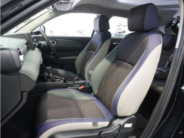 【フロントシート】からだを包みこむような形状でホールド感があり、ロングドライブでも疲れにくいシート。後ろの席のゆとりも考えた背面形状など、機能を踏まえながらスマートなデザイン！