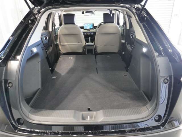 【トランクスルー機構】後席を前に倒してトランクルームとつなげ、長尺物の収納を可能にするトランクスルー機構も備えています。