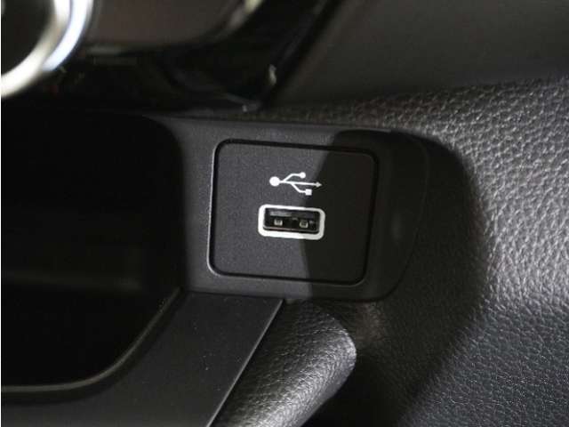 【USBジャック】充電をスマートに。スマートフォンやタブレット、携帯ゲーム機などの充電が可能。