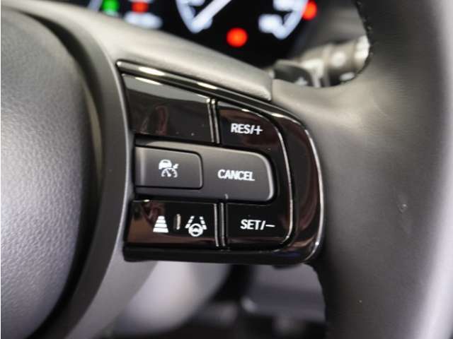 【ホンダセンシング】衝突を予測してブレーキをかけたり、前のクルマにちょうどいい距離でついていったりできる多彩な安心・快適機能を搭載した先進の安全運転支援システム。