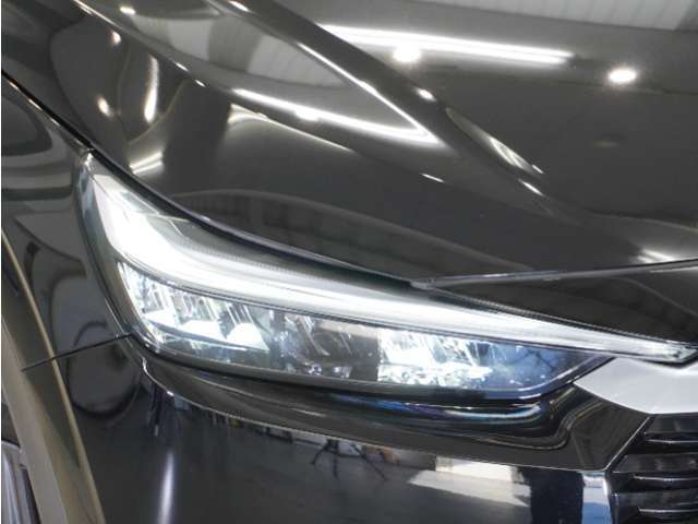 【LEDヘッドライト】省電力で、明るく遠くまで照らし、夜道や雨天などの走行の際、安心感を高めます。オートライト機構で周囲の明るさを感知し、自動で点灯、消灯します。