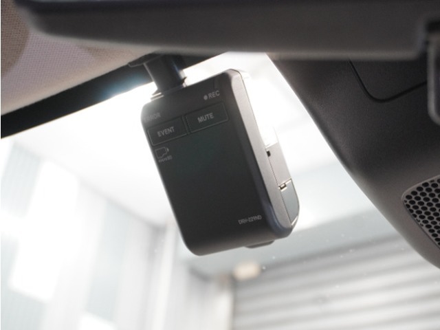 【ドライブレコーダー】万が一のときにしっかりと証拠を残しましょう！旅の思い出をドライブ映像としても残せます！　わずかなご負担で最新機種の装着も可能です。お気軽にお申し付けください。