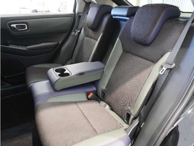 【セカンドシート】ゆったり快適に座っていただけますので、楽しくドライブに参加できます。
