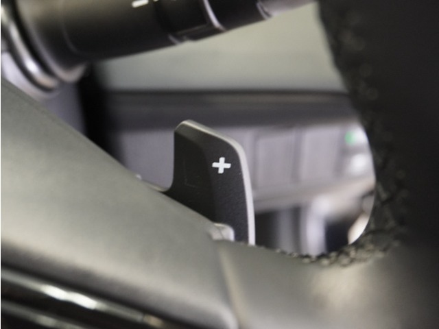 【パドルシフトレバー】走行状況に合わせて、お好みのギヤ比で走行が出来ます。下り坂でのエンジンブレーキの強弱やお好きな変速タイミングでのシフトチェンジが可能。