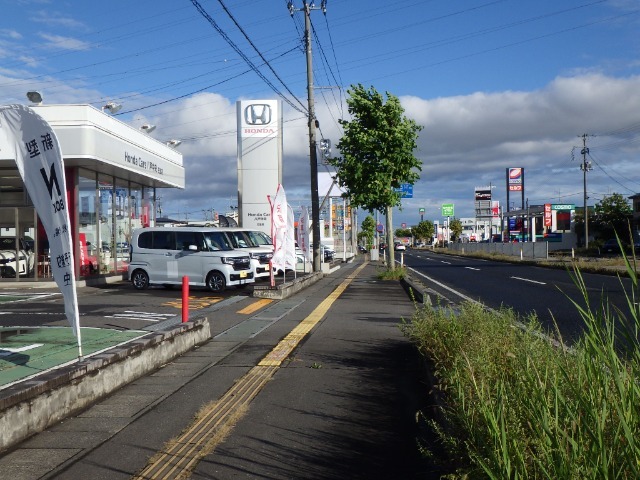 当店は国道45号線沿い、八戸北インターから車で10分。JR東北本線八戸駅より約10Km　タクシーで10分です。そのほか最寄り駅として、JR八戸線長苗代駅から約800m　徒歩約10分です。