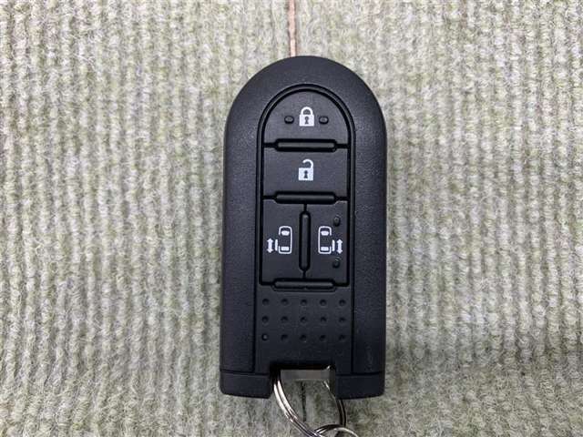 手荷物が多いときでも、スマートキーをバッグやポケットに携帯していれば、キーを取り出すことなくドアの解錠・施錠ができます
