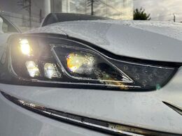 【LEDヘッドライト】悪天候や夜間走行時も良好な視界を確保し安心して運転できる高輝度LEDヘッドライトを装備！点灯速度が早く、消費電力も抑えられています。